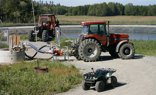 Spildevandslagune med traktor